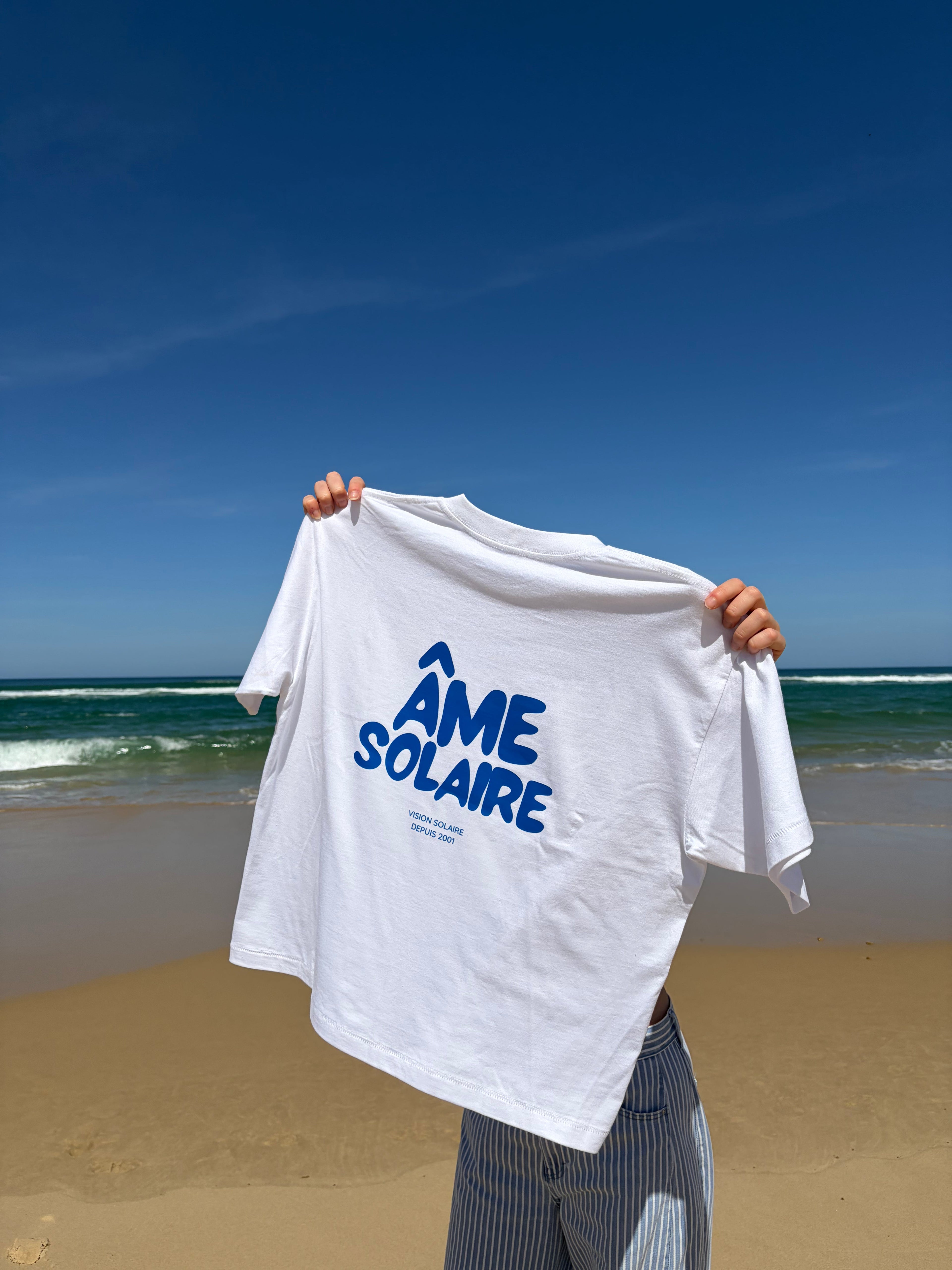 T-shirt blanc à manches courte en bord de mer