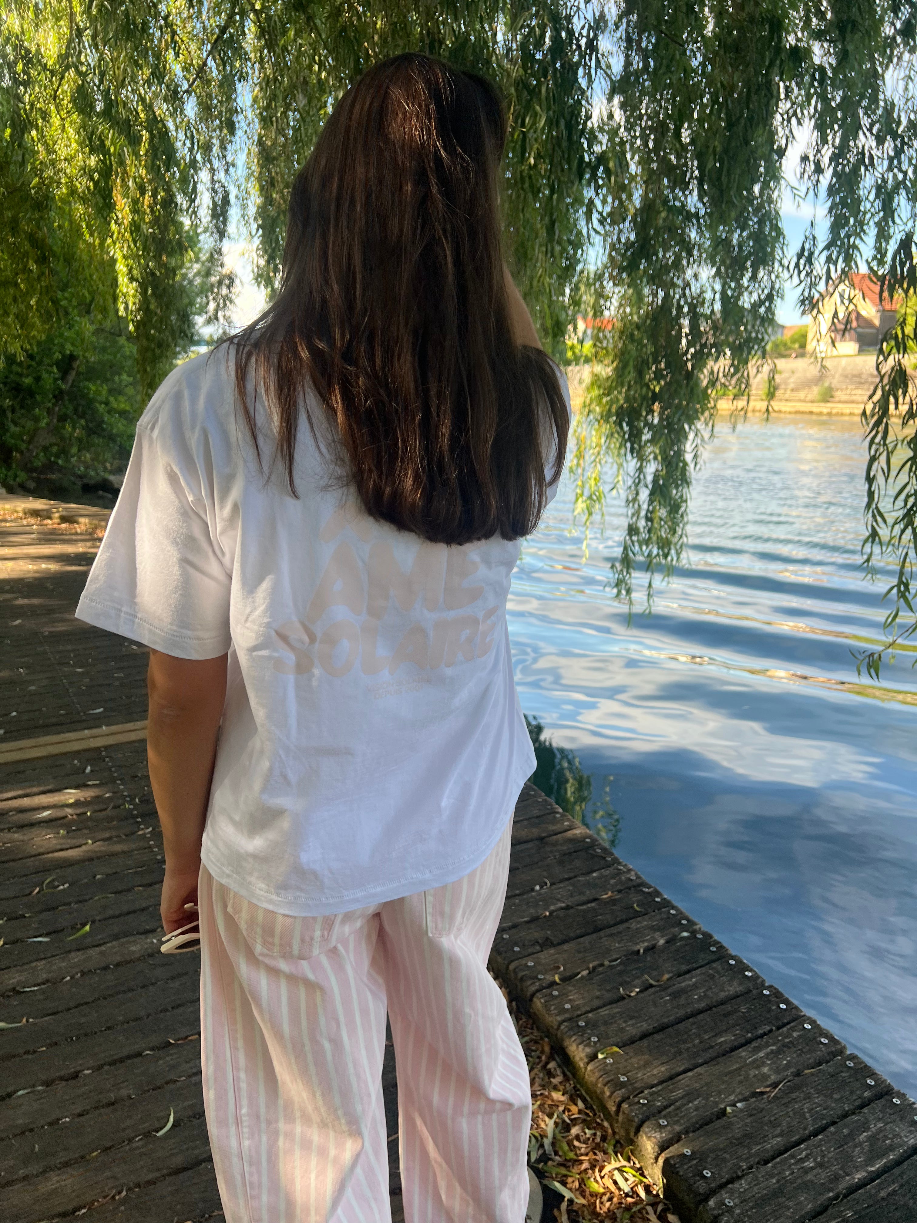 Dos d'un t-shirt blanc manches courtes avec inscription rose