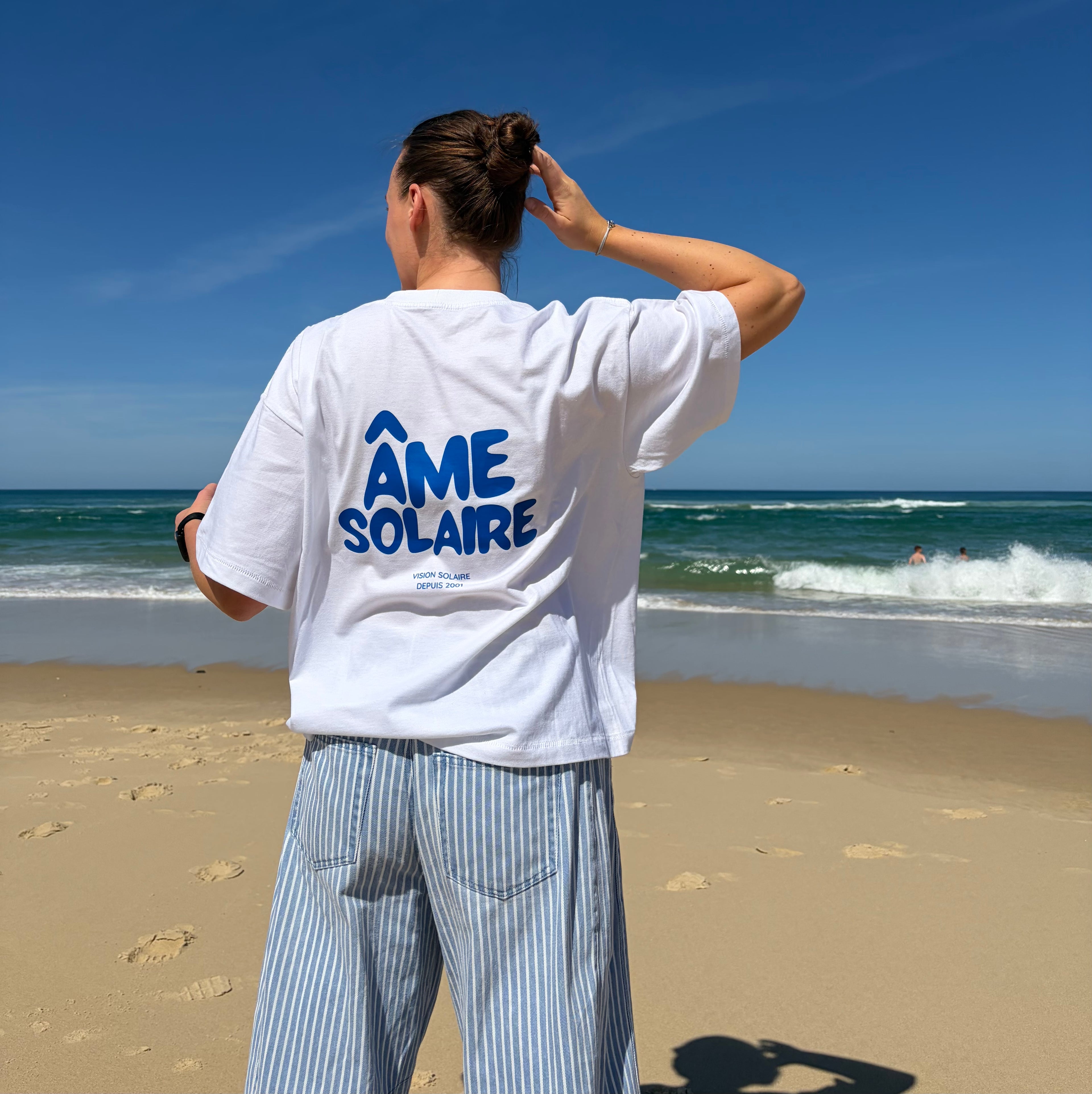 T-shirt blanc à manches courte avec écriture bleue 