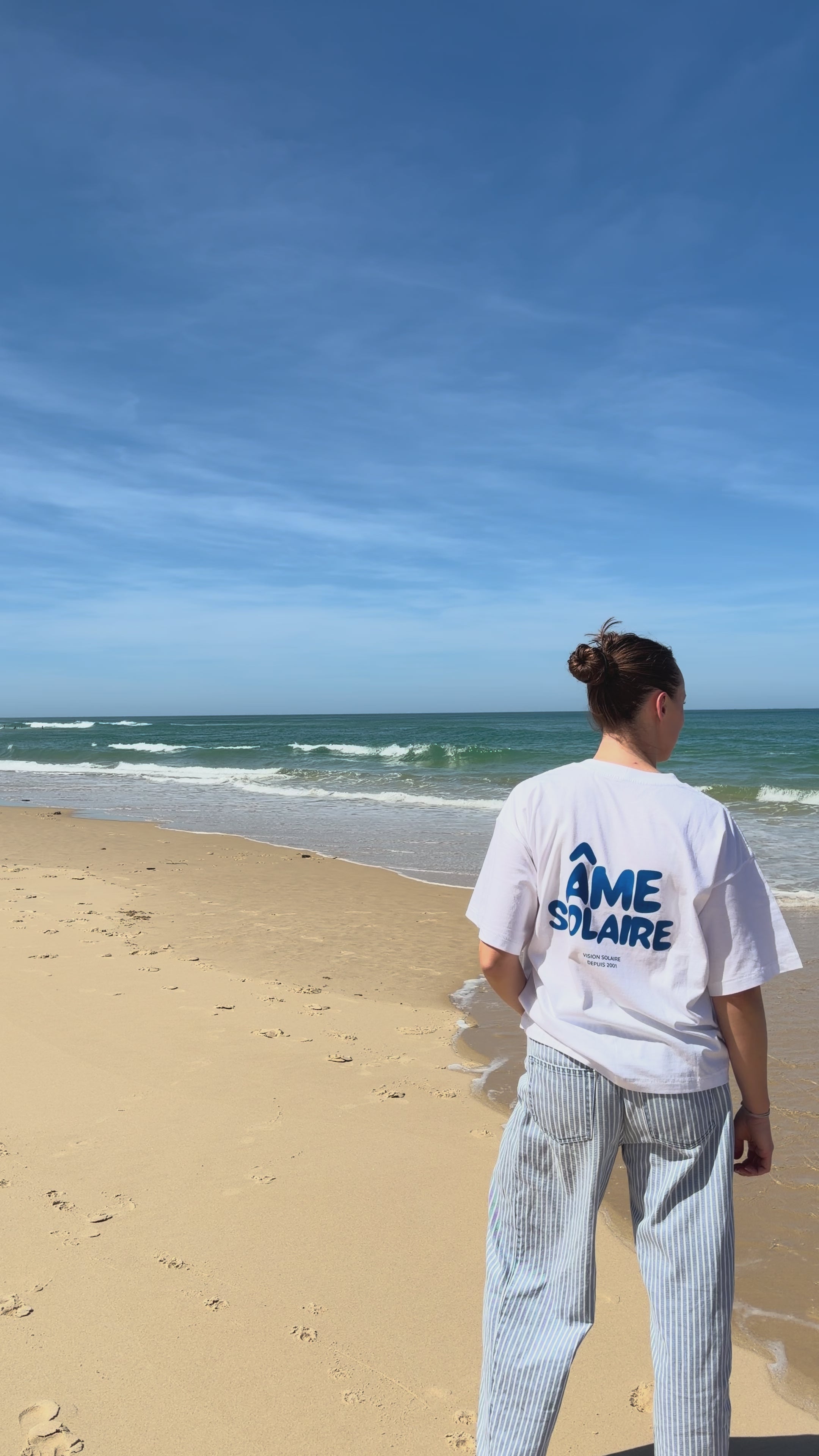 T-shirt blanc sur femme à manches courte